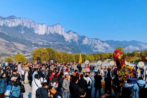 最长春节假期收官：多地接待游客远超往年 “南北互换”流动趋势明显